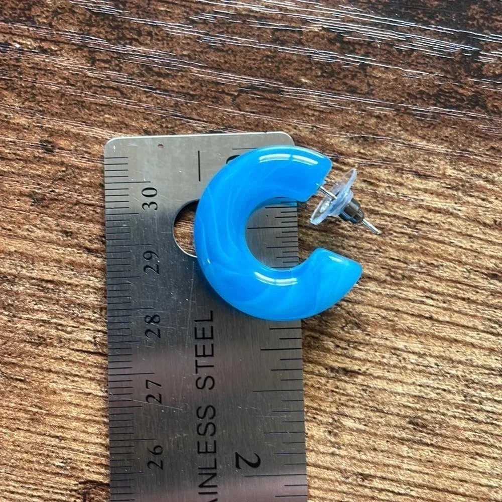 โค๏ธ NEW 2/$20 or 3/$25 Blue & White Marble Acrylic Cuff Earrings ๐ Host Pick ๐ - Picture 3 of 4